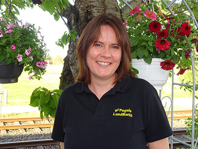 Mitarbeiterin Kathrin Aretz berät Sie zum Thema Heimtiere