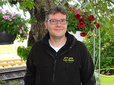Fachkundige Beratung von Mirko Klücken im Pegels Landmarkt Mitarbeiter Mirko Klücken berät Sie zum Thema Garten