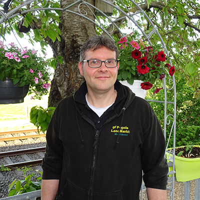 Fachkundige Beratung von Mirko Klücken im Pegels Landmarkt Mitarbeiter Mirko Klücken berät Sie zum Thema Garten